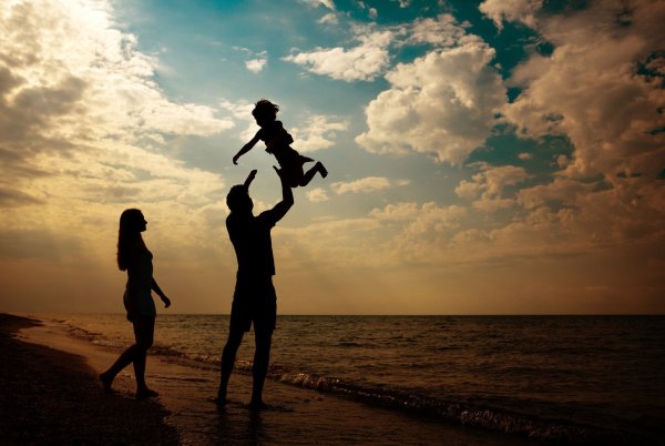 Мама папа ребенок со спины