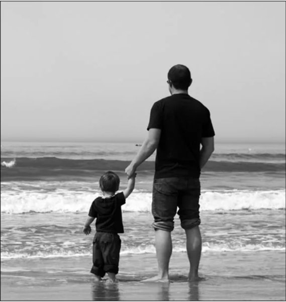 Ребенок на плечах