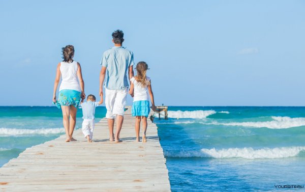 Красивая семья на побережье