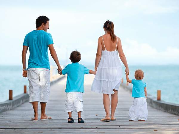 Мама и малыш со спины