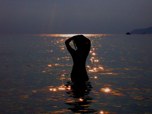 Женский силуэт на фоне моря