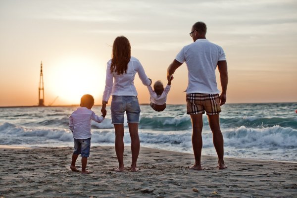 Мужчина с сыном на берегу моря