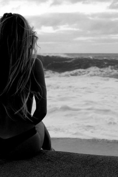 Женщина на море со спины