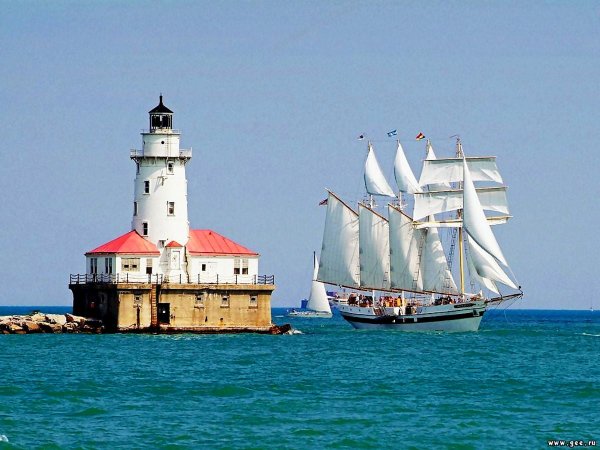 Маяк и парусник в море