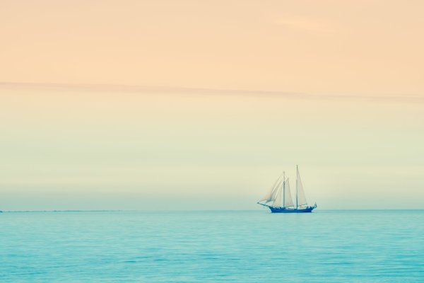 Море корабль вдалеке