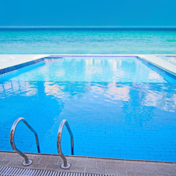 Бассейн с видом на море