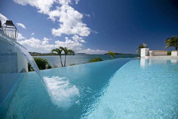 Бассейн с красивым видом