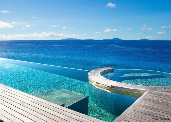 Бассейн с видом на море