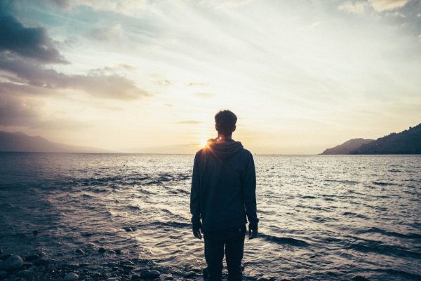 Девушка в Красном платье на море