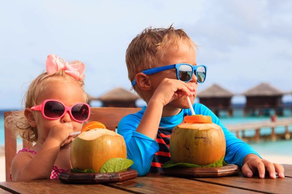 Дети на море