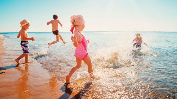 Дети бегут в море