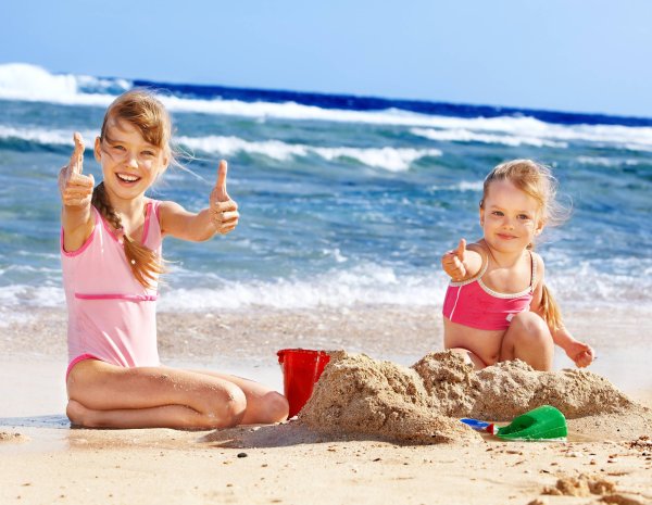 Полный снимок детей, играющих на пляже