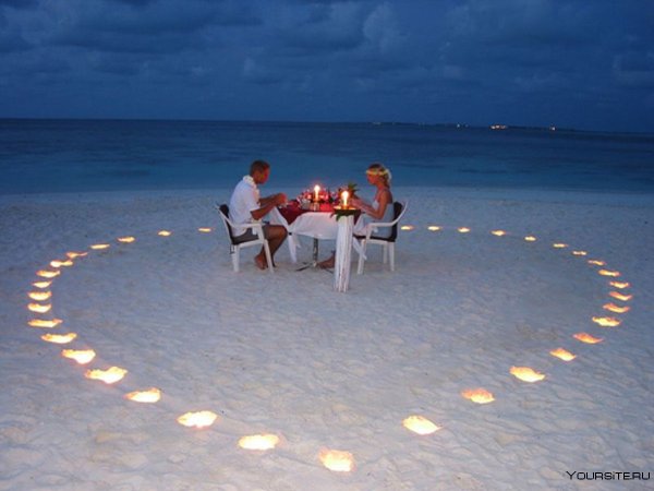 Влюбленные на берегу моря