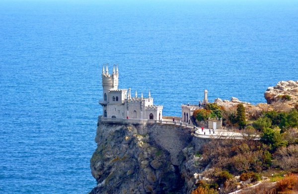 Замок в Швейцарии на озере