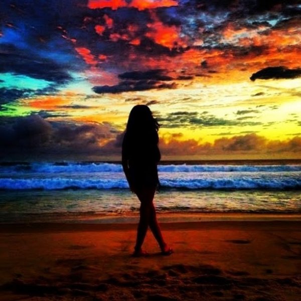 Девушка на закате спиной