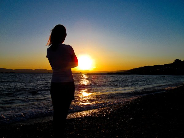 Девушка на закате у моря