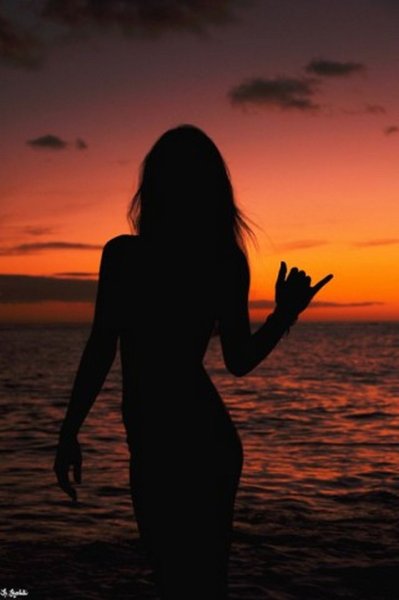 Женщина на море со спины