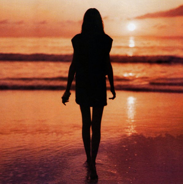 Девушка на море со спины