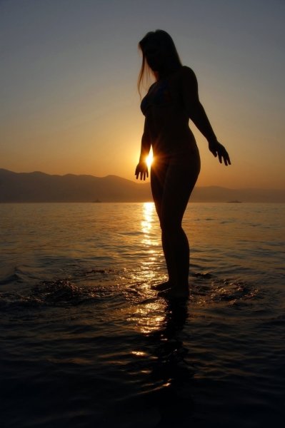 Девушка на море со спины