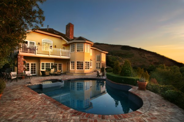 Трехэтажный особняк с бассейном в горах