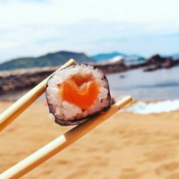 Роллы на море