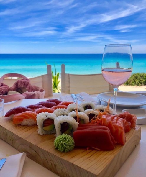 Роллы на море