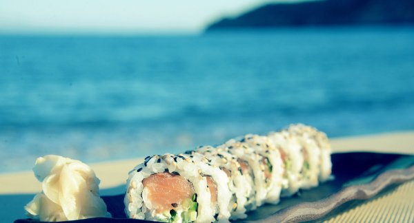 Суши на берегу моря