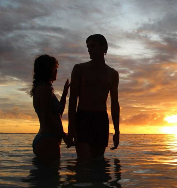 Мужчина и женщина на берегу