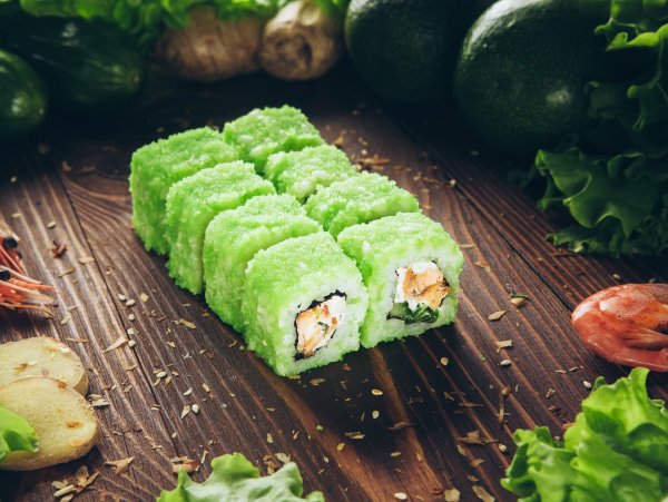 Роллы на деревянной доске