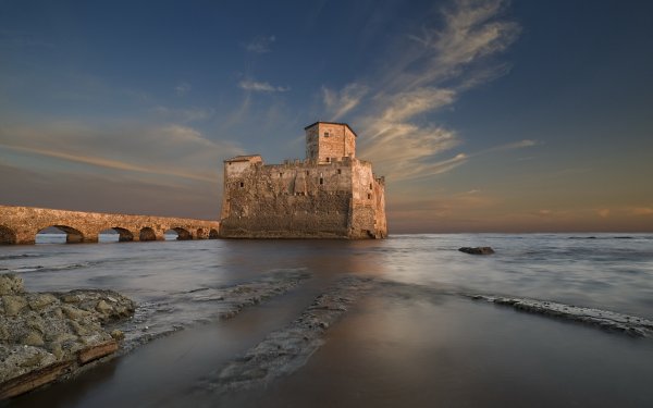 Замки средневековья у моря в Италии