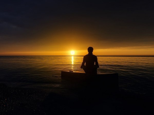 Одинокий человек у моря