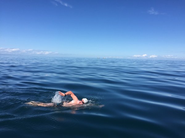 Пловец в море