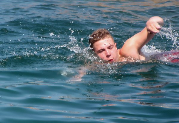 Человек плывет