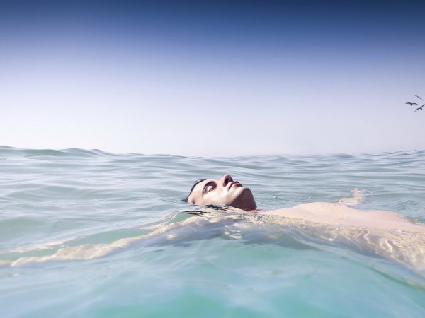 Плавать в море