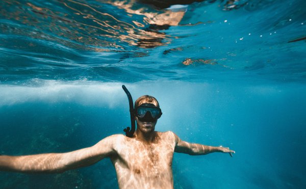 Девушка плывет в море