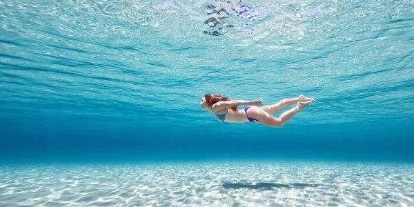 Девушка плывет в море