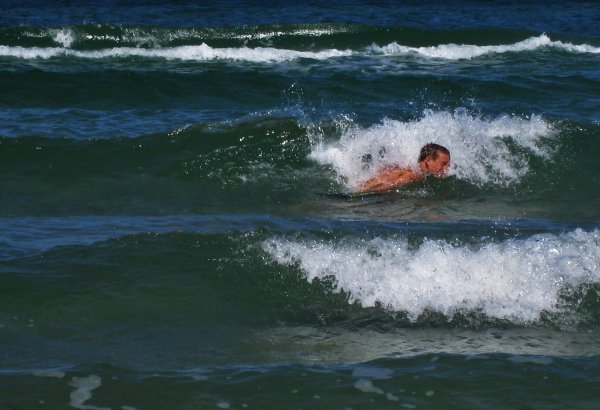 Люди купаются в море