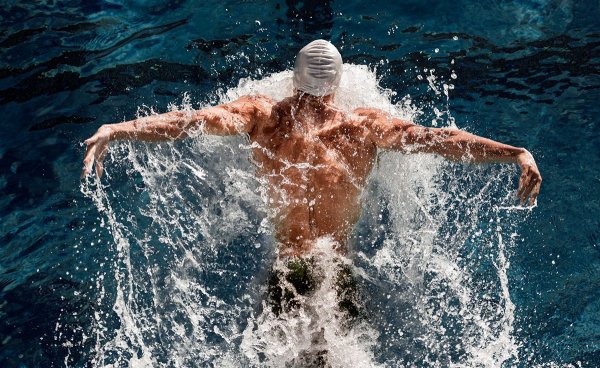 Люди купаются в море