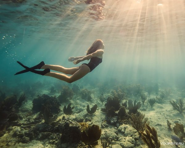 Подросток плавает в море