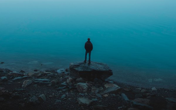 Одинокий человек на берегу