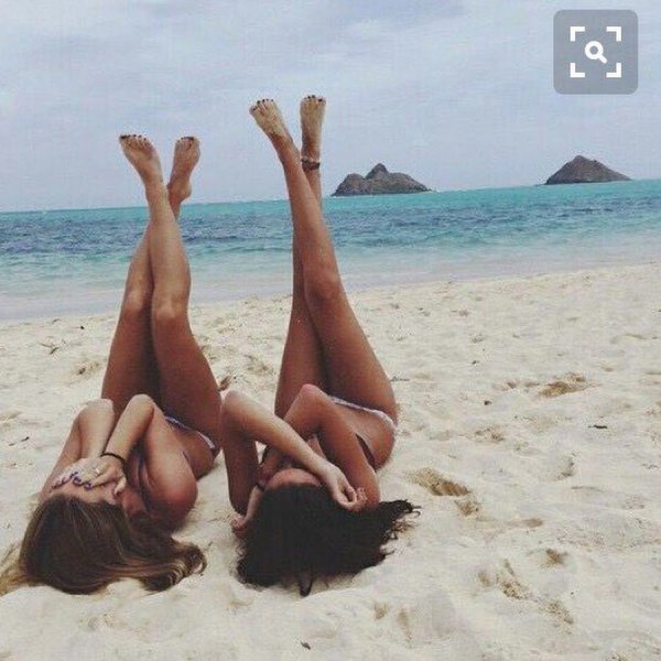 Две подруги на море