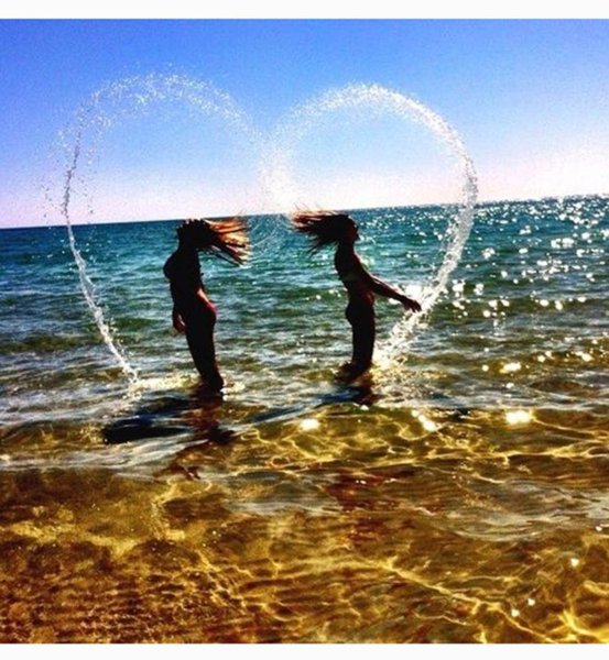 Три девушки на море