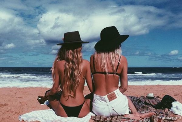 Подружки на море