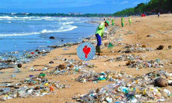 Мусор на берегу моря