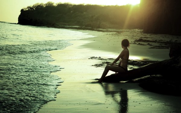 Девушка на берегу моря