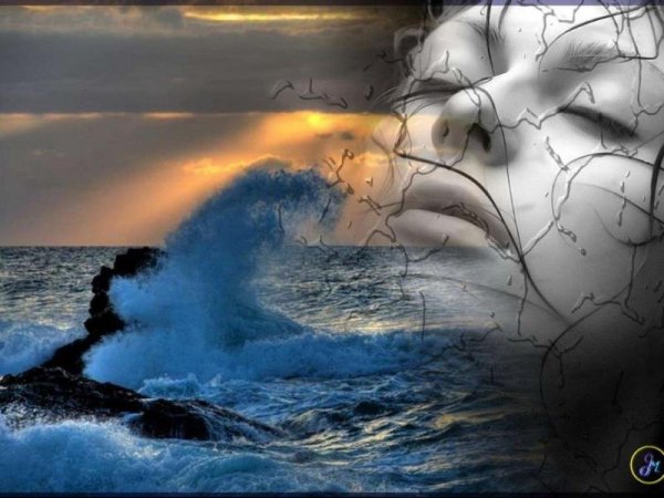 Девушка со скрипкой на берегу моря