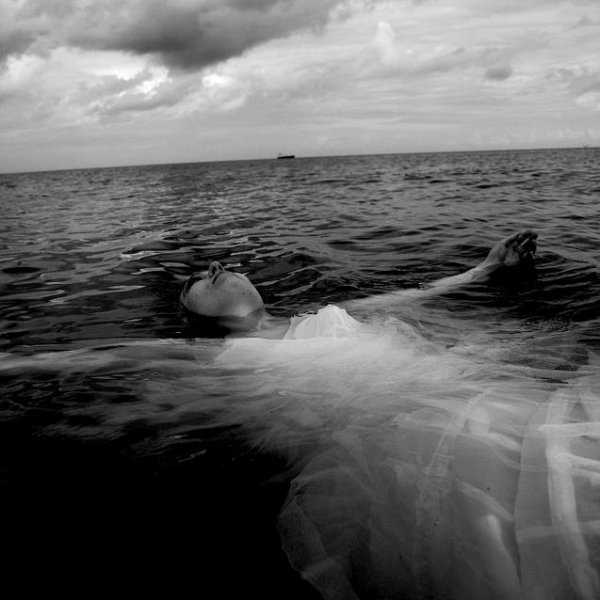 Женщина волна