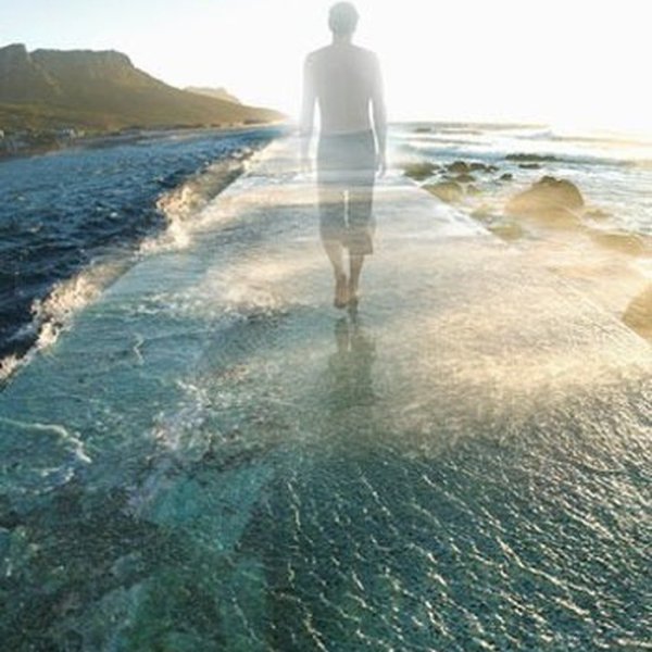 Девушка бежит к морю