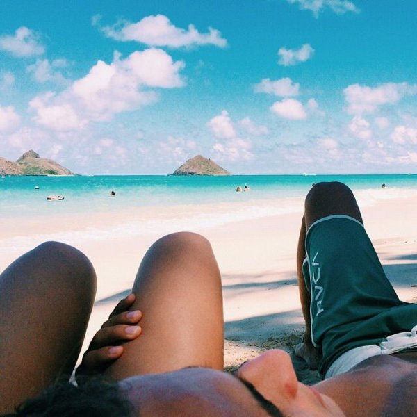 Ноги на фоне моря