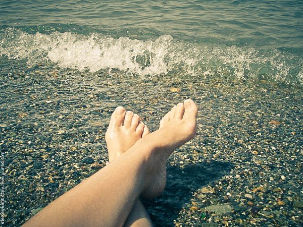 Женские ножки на море